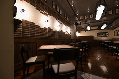 仕事帰りの飲みや友人とのお食事など、気軽にご利用いただけるテーブル席をご用意しています。