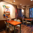 来音らしい温かみのあるテーブル席。落ち着いた照明とゆったりした雰囲気で、2名から4名様の食事や飲み会にぴったり。女子会や同僚との集まりにも人気のスペースです。