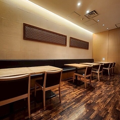 最大12名様までご利用いただける、落ち着いた印象のテーブル席。