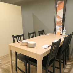 テーブル席は2名様～ご案内可能です。お席とお席の空間が広く、周囲をきにせずお食事や会話をお楽しみ頂けます！！