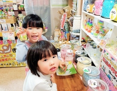 中央テーブル席や２人席は体験コーナーと隣接しています♪