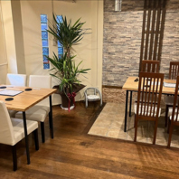 テーブル席でゆっくり食事も可能◎