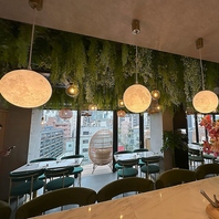 森と月の空間でゆったり食事ができます