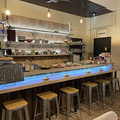 調理の気配やスタッフとの会話を間近で楽しめるカウンター席は、お一人様やカップルに人気の特等席です。目の前に並ぶ日替わりのおばんざいを眺めながら、次の一皿を選ぶのも楽しみの一つ。しっぽりと自分に浸るもよし、スタッフにおすすめを聞くもよし、思い思いの時間をお過ごしください。