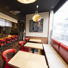 【大人数の集まりにも対応◎一体感のあるグループ席】ご友人同士や職場のお集まりなど、グループでのご利用に最適なレイアウトをご提案します。美味しいお肉を囲んで、賑やかで楽しい時間をお過ごしください♪1～2名様から3～4名様でのご利用が可能です。