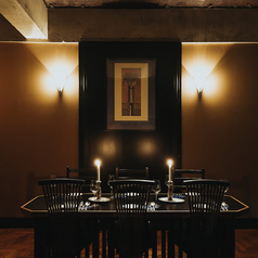 広々とした店内にひときわ目の引くダイニングテーブル席。4～8名様までご利用できます。重厚感とクラシックな店内雰囲気と細部にまでこだわったテーブル席との相性は抜群♪小、中規模のご宴会から特別な日でのご利用など多種多様な用途でご利用可能できます。贅沢時間をこのテーブル席で◎