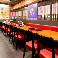 真紅と黒の和モダン空間！ゆったりソファ席で鰻をご堪能