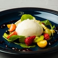 料理メニュー写真 イタリア産クリーミーブッラータと季節フルーツのカプレーゼ