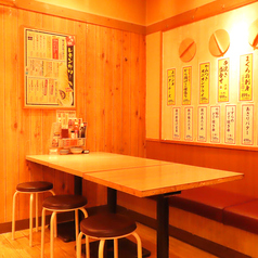 【麻生駅からすぐの好立地】ゆったりとお寛ぎいただける4名様用テーブル席をご用意しております！友人や家族とわいわい楽しくお食事を楽しむのにぴったりなスペースで、周囲を気にせず盛り上がれます。賑やかな雰囲気の中、美味しい料理と共に素敵なひとときをお過ごしください！