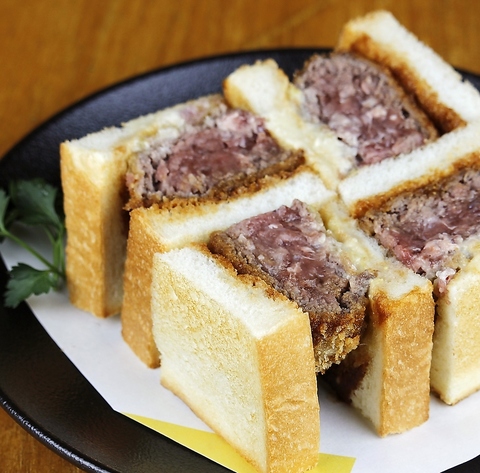 名物馬入りレアカツサンドや馬刺カルパッチョ等の店名にちなんだ料理を色々なアレンジ