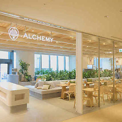 麻布台の静かな街並みに佇むALCHEMY。窓から差し込む柔らかな光に包まれる昼下がりは、心まで解きほぐされるひととき。夜には煌めく夜景が広がり、都会の喧騒を忘れさせる上質な空間へと変わります。