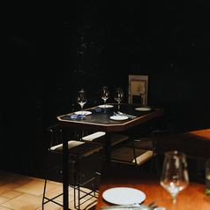 店内入って左手には4名様まででご利用できるハイテーブル席をご用意♪女子会や飲み会などの普段利用から、会食、誕生日などの大切な日での利用まで幅広い用途で使っていただけます。忙しさから解放される贅沢な時間をお酒と料理と共にお過ごしください。