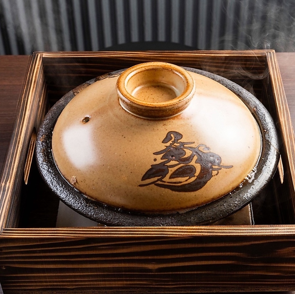 特注した有田焼のオリジナル土鍋。「見て・触れて・味わう」という器と料理の調和をお楽しみください