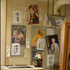 【2名様~4名様】靴を脱いで足を伸ばし、リラックスしてお食事ができる掘りごたつの座敷席を3卓ご用意しております。ゆったりとくつろげるため、小さなお子様連れのファミリーにも大人気のお席です。ご家族団らんのひとときを、美味しいお好み焼きとともにお楽しみください。