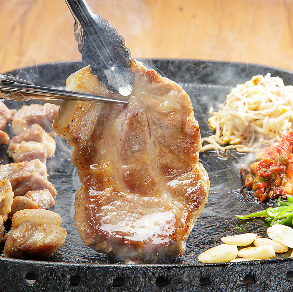 ジューシーな豚の三枚肉をお席で豪快に焼き上げる韓国式鉄板焼肉！
