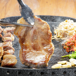 ジューシーな豚の三枚肉をお席で豪快に焼き上げる韓国式鉄板焼肉！