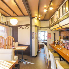 18名様まで収容可能な広々としたお座敷席。足を伸ばしてリラックスできるため、小さなお子様連れのご家族や、地元の集まり、団体様のご宴会にも最適。