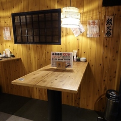 【活気溢れる中央スタンド席】お店全体の賑やかさを感じられる中央の立ち食いエリアです。スタッフの活気ある掛け声を浴びながら、江戸前風に粋にお寿司を味わえます◎少し静かな場所でゆっくりと旬の味覚を楽しみたい方におすすめのお席です！白木のデザインが落ち着きを与えてくれる、居心地の良いスペースです♪