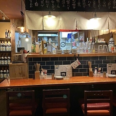 お一人様でも気兼ねなく過ごせる特等席です♪揚げたてをすぐに味わえる贅沢な空間◎スタッフとの会話も楽しめる、温かいお席です♪ぜひ、美味しい串カツとお酒をご堪能ください。