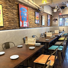 日常利用から宴会、女子会まで様々なシーンで利用頂ける、テーブル席もご用意しております。高槻エリアでの宴会・飲み会・二軒目利用の二次会にもおススメです♪最大１６名まで宴会利用可能です！