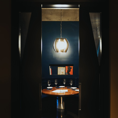 扉を閉めれば、日常の喧騒から離れたプライベート空間が広がります◎周囲を気にせずお食事を楽しめるため、気の置けない仲間との小規模なご宴会に最適です♪