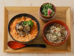 炭香る但馬味どりの親子丼と山菜そば御膳