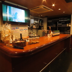 大人時間を愉しめる立ち飲みバーカウンター！歌はちょっと..という方も、静かにゆっくりお話しされたい方々もぜひどうぞ！お散歩途中にふらっと立ち寄ってちょっと休憩..なんて方も大歓迎！