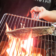 迫力の藁焼きを目の前で！美味しさの秘訣は強火力♪