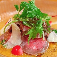 牛もも肉の昆布締めカルパッチョトリュフドレッシング