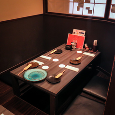 4名様掛けの掘りごたつ席を完備しており、人数に合わせて最大15名様までの一体感あるご宴会が可能です。少人数での普段使いはもちろん、ご宴会にも柔軟に対応いたします◎足を伸ばしてゆっくりとお楽しみください♪会社帰りや仲間内での飲み会に最適です。※16名以上のご宴会もご相談ください。