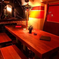 【テーブル席】テーブル席を16名様分ご用意しており、広々とした空間でゆったりとお食事を楽しめます◎ご友人とのお食事や普段使い、気軽な宴会にもおすすめです。