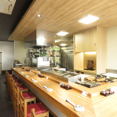 10席のカウンターでは、職人の華麗な手捌きを目の前で楽しめます。五感で味わう鮨体験を心ゆくまでご堪能ください。