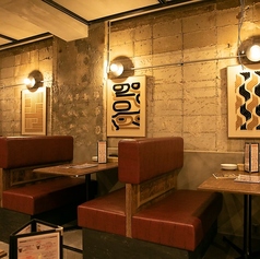 【誕生日・記念日等のお祝い事に】誕生日や記念日などの特別な日にもぴったりな、落ち着いた雰囲気のテーブル席。CONA特製のデザートプレートで、サプライズ演出もお任せください！特別な日にも使える落ち着いた雰囲気です◎