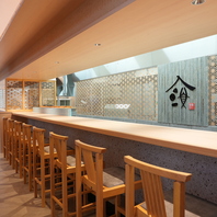 職人の技を愛でる特等席。静かに流れる至福の大人の時間