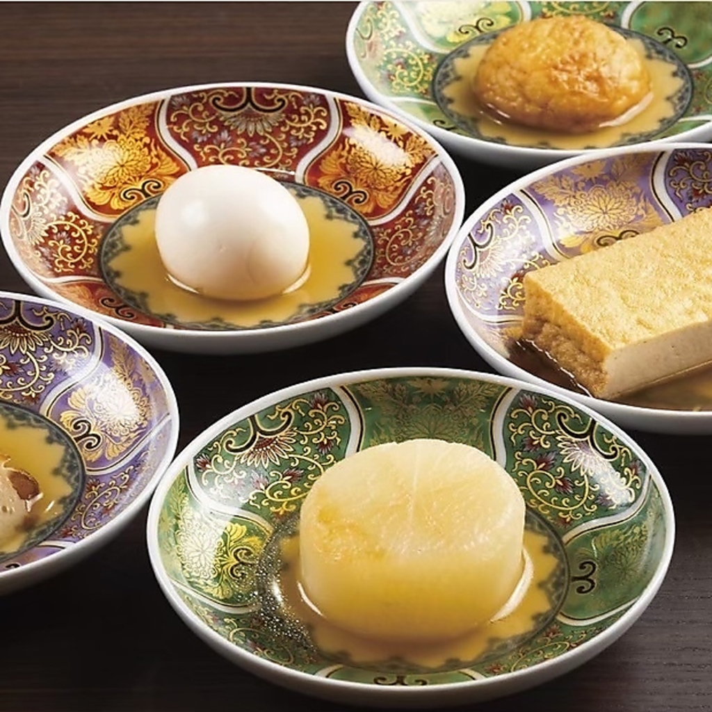 秘伝出汁のおでん。香り高い昆布、丁寧に焼いた魚介、繊細に重ねられた旨味がおでん種を包み込みます