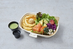 スモークサーモンとアボカドサラダのパンケーキ