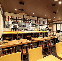 落ち着いた色調と間接照明が織りなす洗練された雰囲気