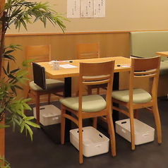 【テーブル席 4×2】4名様までの少人数グループでのご利用に便利なテーブル席が2卓ございます。会社の同僚との飲み会や、ご家族でのご利用に最適です◎ &nbsp;本格的な和食とお酒を囲んで、楽しいひとときをお過ごしください。