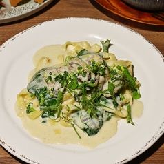 牡蠣とリーキ、ほうれん草のクリームパスタ