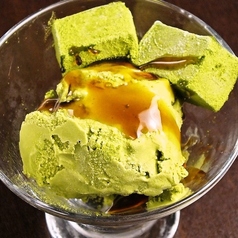 わらび餅と抹茶アイスの黒蜜がけ