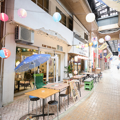 【喫煙OKなお外のお席♪】お祭りのようにカラフルで賑やかなお外のお席では、喫煙もOKです◎愛煙家さんにもお楽しみ頂けますので、是非お気軽にお越しください★