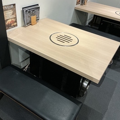 焼肉対応の無煙ロースター席(中央席)