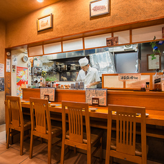 親しい友人や大切な人との会話に最適な空間です。料理を目の前にしながら、シェフとのやり取りも楽しめる特別な雰囲気で、心温まるひとときをお過ごしいただけます。