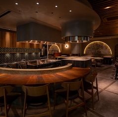 囲炉裏、藁焼きなどで迫力満載のカウンター席はまさにライブ席。五感で楽しむライブキッチンをお楽しみください。