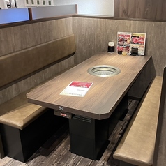 片側両側ソファー席が中心のレイアウト、ゆったりとお座りいただけます。