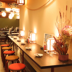カウンター席は、お一人様や少人数で気軽に楽しむのに最適です。温かい照明の中、ゆっくりと自分だけの時間を過ごしながらお酒を味わえます。お酒がすすむ旬の鮮魚や、出汁の効いた熱々のおでんを肴に、至福のひとときをお過ごしください。