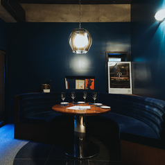 2～5名様用の完全個室は、丸テーブルとふかふかのソファを配した心地よいプライベート空間♪日常の喧騒を離れ、心ゆくまでお寛ぎください◎