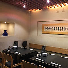 落ち着いた照明と竹やオリジナルの絵画に包まれて、ゆっくりと寛げる空間となっております。