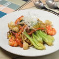 料理メニュー写真 上海風海鮮焼きそば　エビ、イカ、ホタテと青梗菜