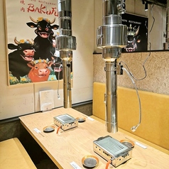 ゆったりと寛げるテーブルのお席をご用意しております。ご家族やご友人とのお食事に是非ご利用ください。